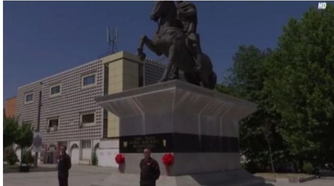 Paguhen 400 euro në muaj për t’i bërë roje nderi shtatores së Skenderbeut