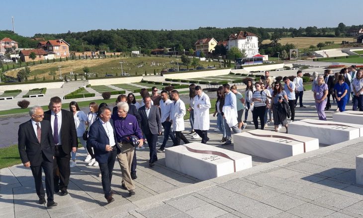 Mjekë nga Amerika bënë vizitë dhe homazhe tek Kompleksi Memorial “Adem Jashari”