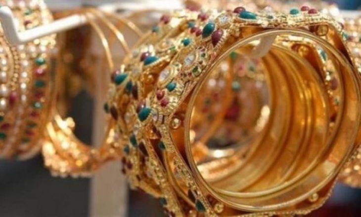 Gruas në Prishtinë i thyejnë veturën Audi Q7 dhe i vjedhin 7 mijë euro ari