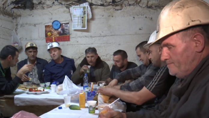 Një syfyr me minatorët e Trepçës, 800 metra nën tokë (Video)