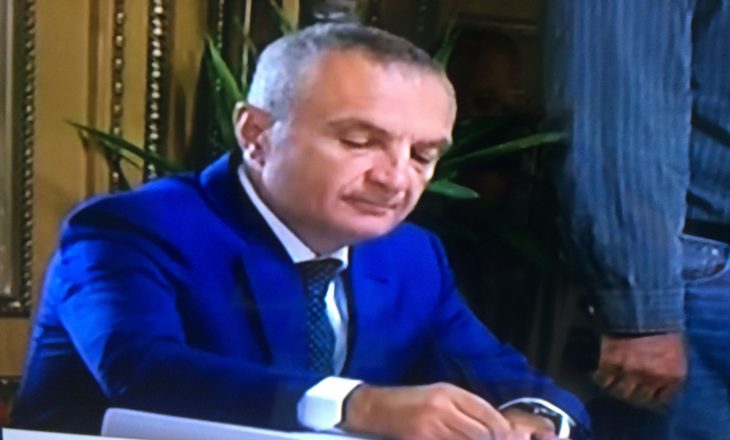 Ilir Meta nënshkruhet në Librin e Zisë