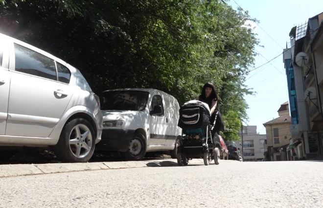 Prishtina pa parkingje, veturat parkohen në trotuare
