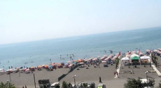 Mbytet e moshuara në Velipojë, pushuesit tentojnë ta mbajnë në jetë