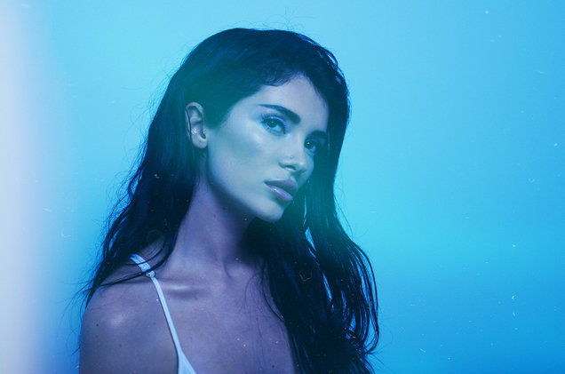 Era Istrefi poston video në Instagram, thotë se është përqendruar në atë që e bën të lumtur