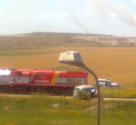 Dy të lënduar në aksident mes veturës dhe trenit